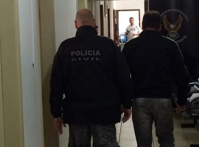 Ricardo Costa (dir.) foi preso na manhã desta terça-feira
