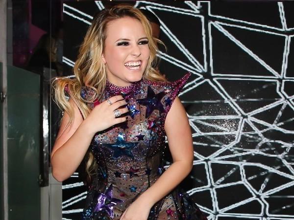 Larissa Manoela comemora 10 milhões de seguidores com festão