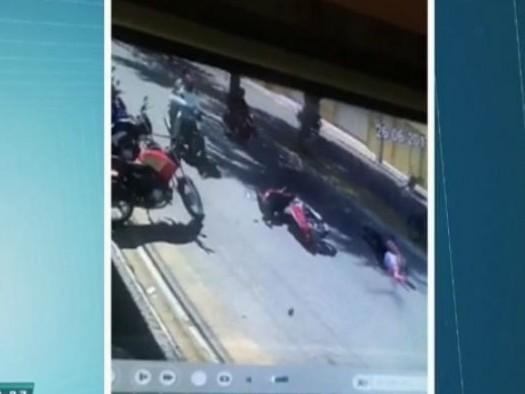 Mulher cai de moto ao ser puxada por assaltantes e quase morre