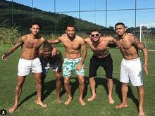 Nenê posta foto de pelada com Neymar e Gabriel Jesus