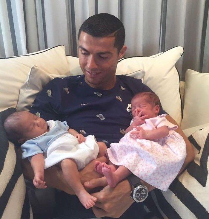 Cristiano Ronaldo e os filhos (Crédito: Reprodução)