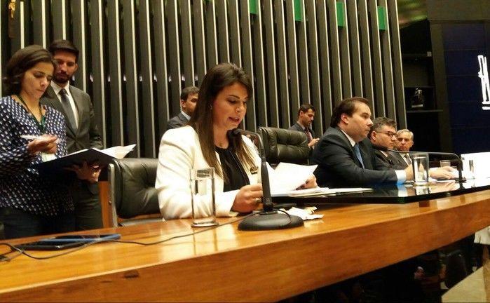 Deputada Mariana Carvalho durante a leitura da denúncia da PGR