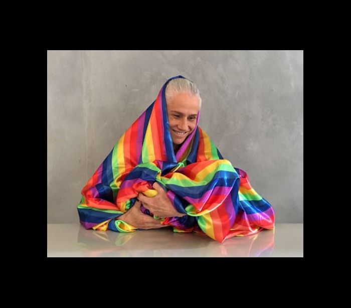 Vera Holtz transforma bandeira LGBT em manto e 'lacra' nas redes