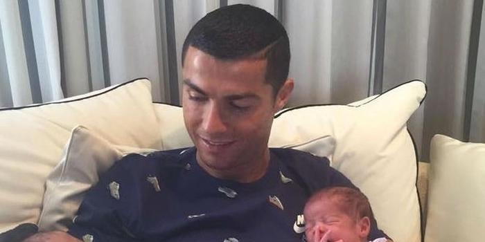 Cristiano Ronaldo apresenta seus filhos gêmeos