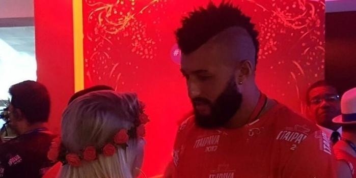 Esposa do goleiro Muralha presta queixa contra sites de pornografia