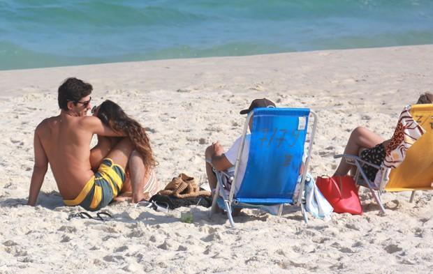 Isis Valverde curte praia com namorado (Crédito: Agnews)