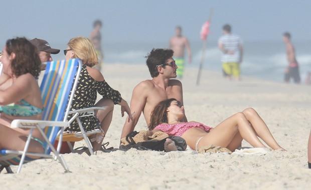 Isis Valverde curte praia com namorado (Crédito: Agnews)