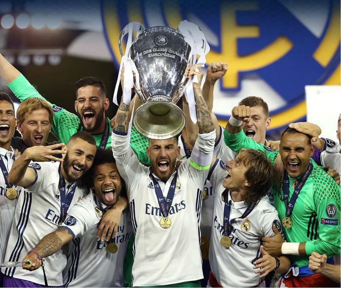 Sérgio Ramos levanta a taça da Champions League (Crédito: UEFA)
