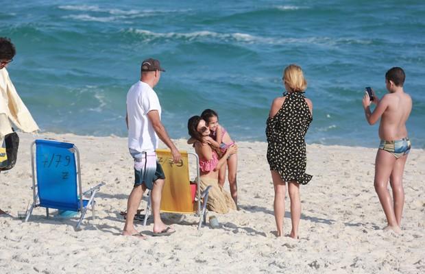 Isis Valverde curte praia com namorado (Crédito: Agnews)
