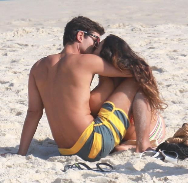 Isis Valverde curte praia com namorado (Crédito: Agnews)