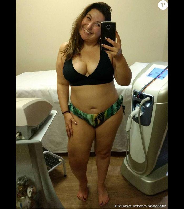 Mariana Xavier posa de biquíni em dia de beleza