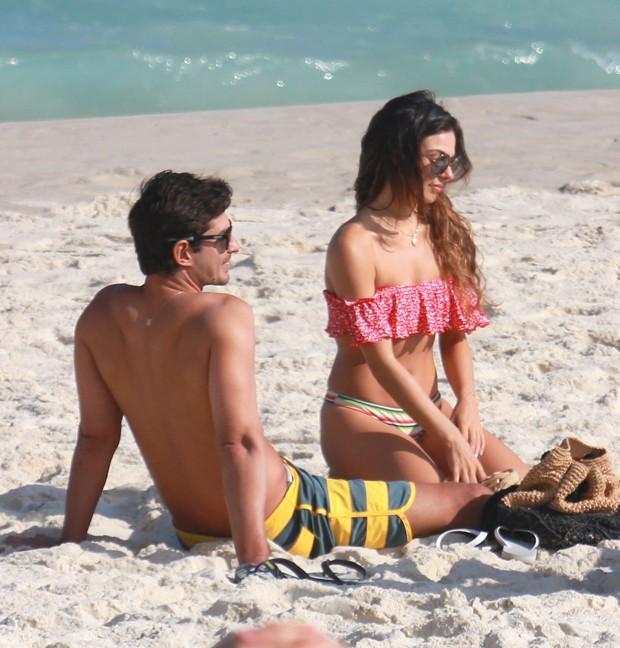 Isis Valverde curte praia com namorado (Crédito: Agnews)