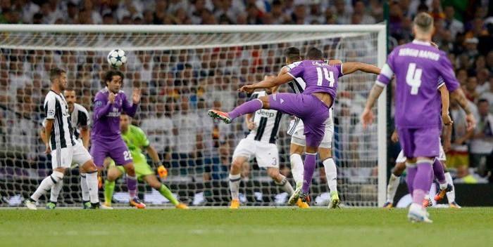 Chute do brasileiro Casemiro que originou o segundo gol do Real (Crédito: UEFA)
