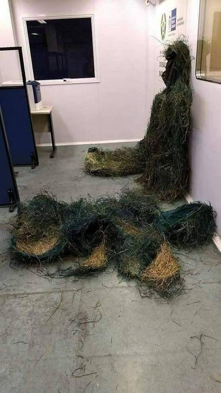 Policiais encontram trajes de camuflagem utilizados por assaltantes