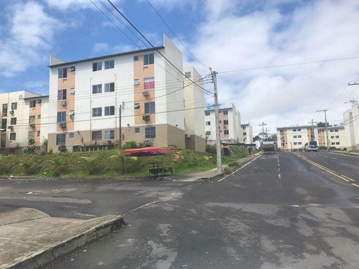Mulher jogou a criança pela janela do apartamento onde ela mora no segundo andar (Crédito: Reprodução)