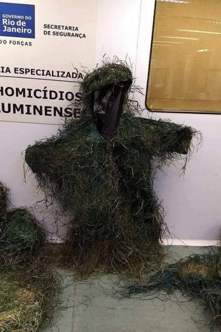 Policiais encontram trajes de camuflagem utilizados por assaltantes