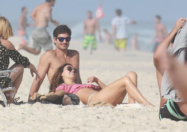 Isis Valverde curte praia com namorado (Crédito: Agnews)