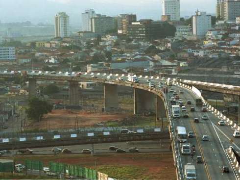 Mulher morre após cair de viaduto de 30 metros em acidente