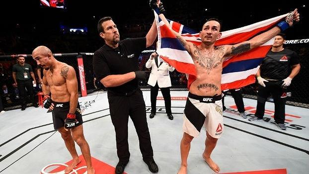 Max Holloway comemora vitória sobre José Aldo no UFC 212 no Rio de Janeiro (Crédito: Getty)