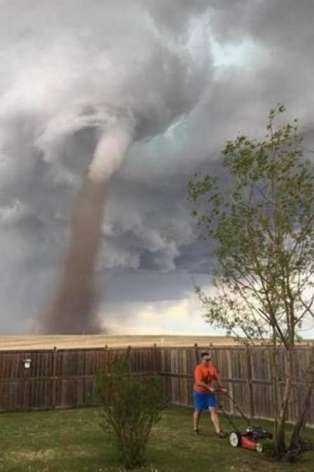 Foto de homem cortando grama durante tornado viraliza na web