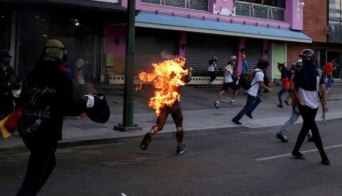 Morre jovem que foi queimado em protesto na Venezuela
