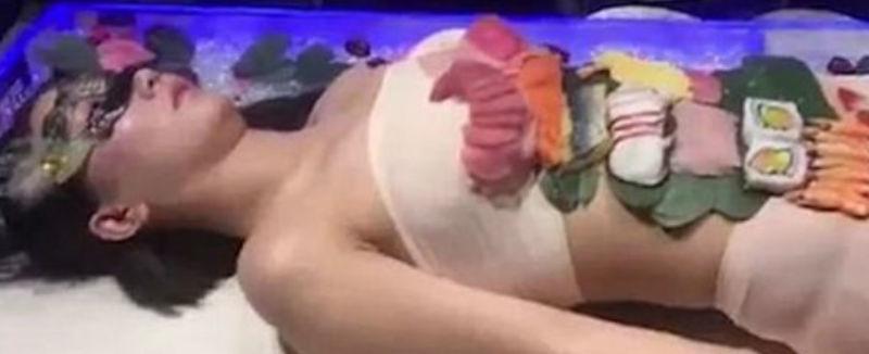 Modelo contratada para ser sushi humano acusa cliente de apalpá-la