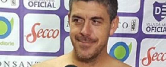 Técnico uruguaio cumpre promessa e dá entrevista só de toalha