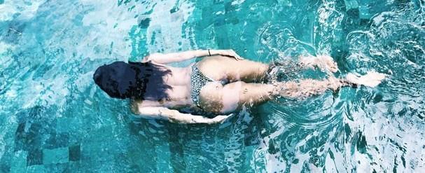 Thaila Ayala nada de topless na Tailândia e recebe muitos elogios