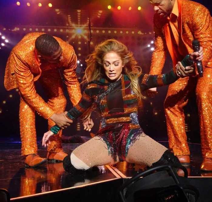 Jennifer Lopez ‘trava’ durante show e é socorrida por bailarinos