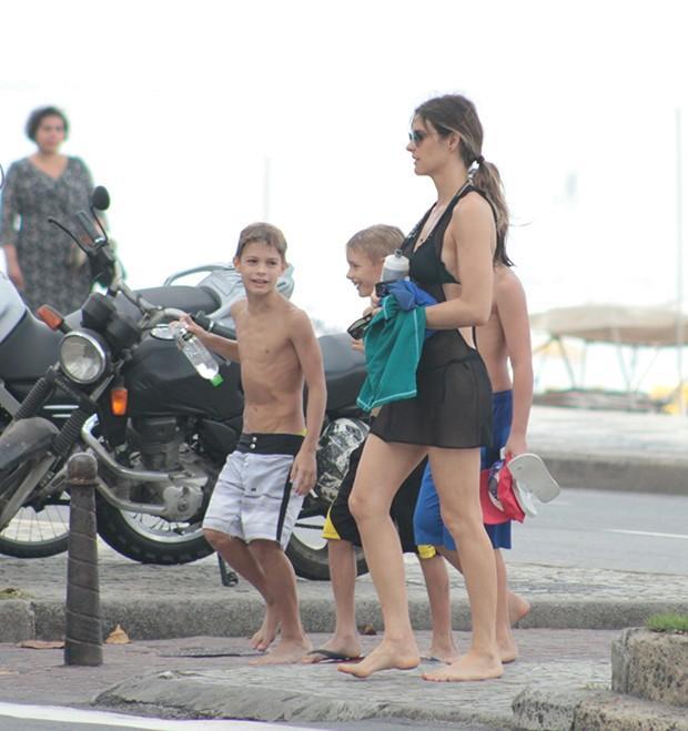 Fernanda Lima aproveita dia de folga e curte praia com os gêmeos