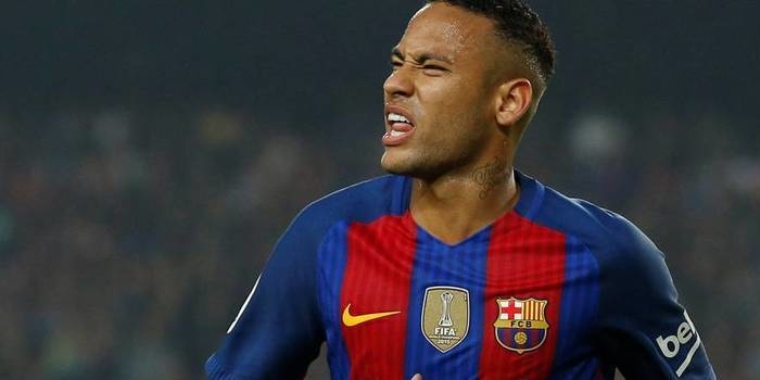 Para abrir vaga a estrangeiro, Barça quer tornar Neymar espanhol