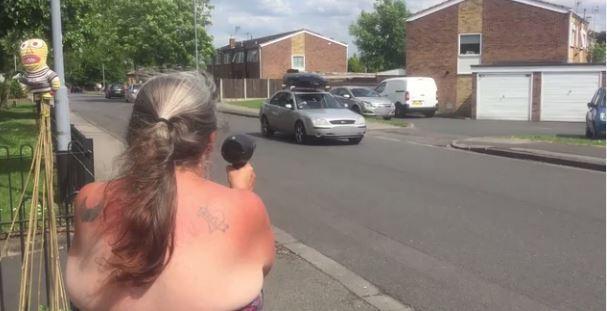 Idosa usa secador de cabelo como radar e engana motoristas