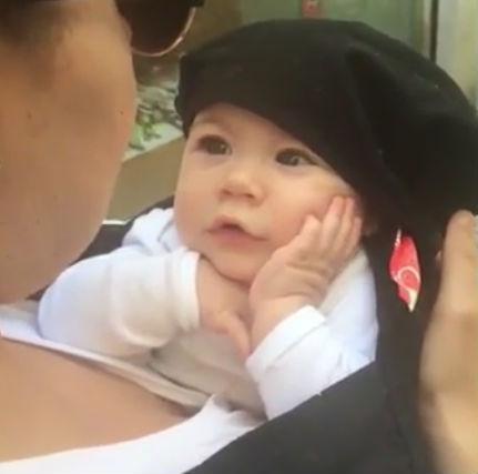Vídeo de bebê hipnotizado com mãe cantando conquista da web