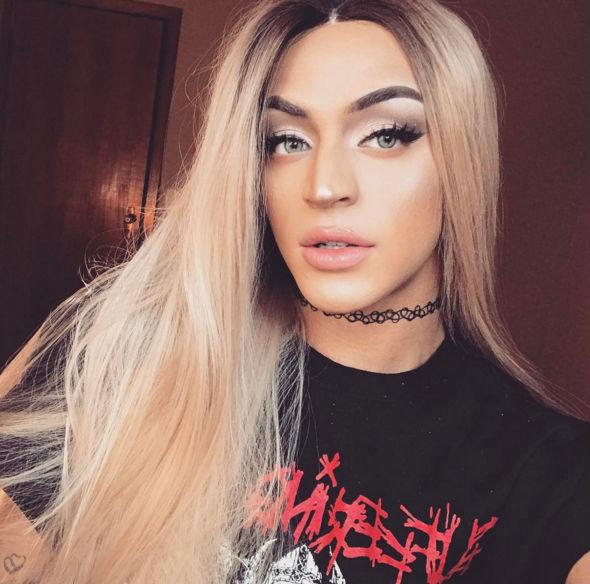 Pabllo Vittar é alvo de comentários homofóbicos no Facebook