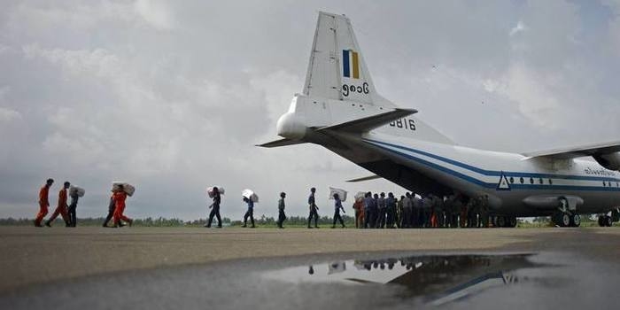 Destroços do avião militar que sumiu com 120 são achados no mar