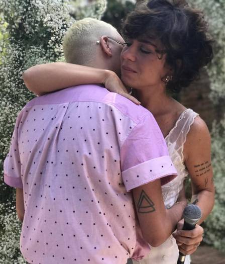 Maria Gadú e Lua Leça se casam em cerimônia íntima em São Paulo