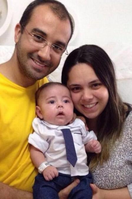 Felipe e Rhuana com o pequeno Breno