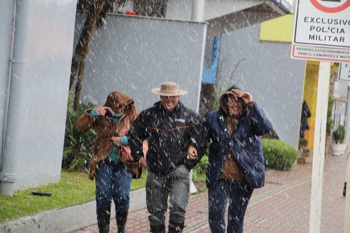 Turistas e moradores aproveitaram a neve (Crédito: Reprodução)