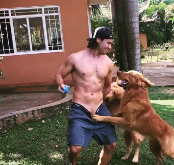 Mariano brincando com cachorro