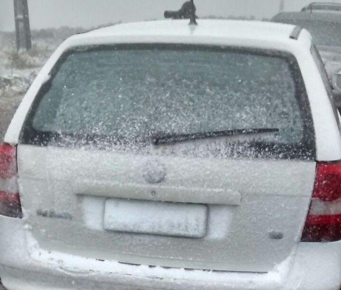 Neve acumulou em carros na cidade (Crédito: Reprodução)