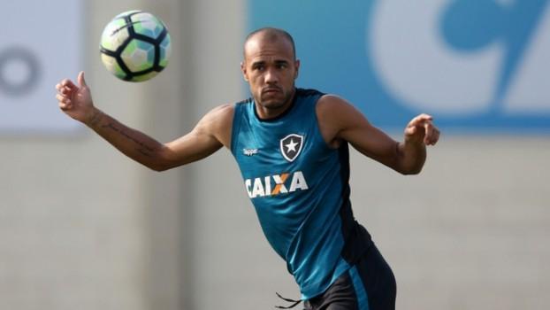 O atacante Roger é um dos que podem sair (Crédito: Reprodução)