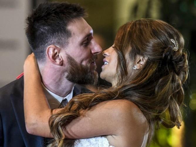 Messi se casa com namorada de infância e comemora com amigos