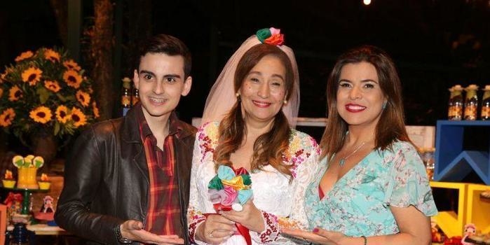 Dudu Camargo prestigia festa de aniversário de Sônia Abrão