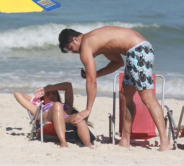 Nicole Bahls e Marcelo Bimbi em praia (Crédito: Agnews)