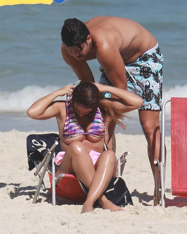 Nicole Bahls e Marcelo Bimbi em praia (Crédito: Agnews)