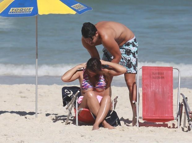 Nicole Bahls e Marcelo Bimbi em praia (Crédito: Agnews)