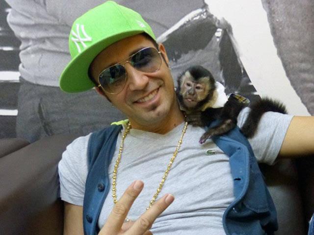 Latino encontra macaquinho de estimação após 24 hrs desaparecido