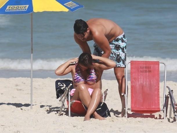 Nicole Bahls dá ajeitada no biquíni e quase mostra demais em praia