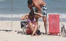 Nicole Bahls dá ajeitada no biquíni e quase mostra demais em praia