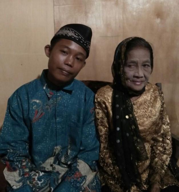 Idosa de 71 anos se casa com adolescente de 16 na Indonésia